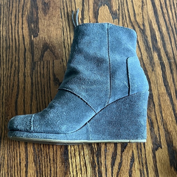 Like🎉TOMS Desert Wedge Dark Gray Suede Wedge Boots Size W7 - Picture 6 of 13